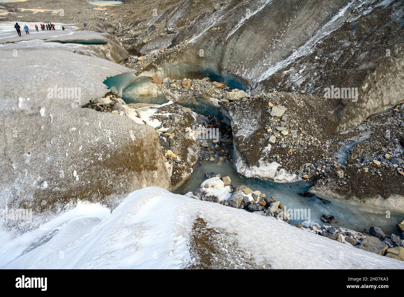 Die Menschen erkunden die grafischen Details, Texturen und Eisformationen, während sie auf dem Athabasca-Gletscher am Columbia Icefield, Jasper National Par, spazieren Stockfoto