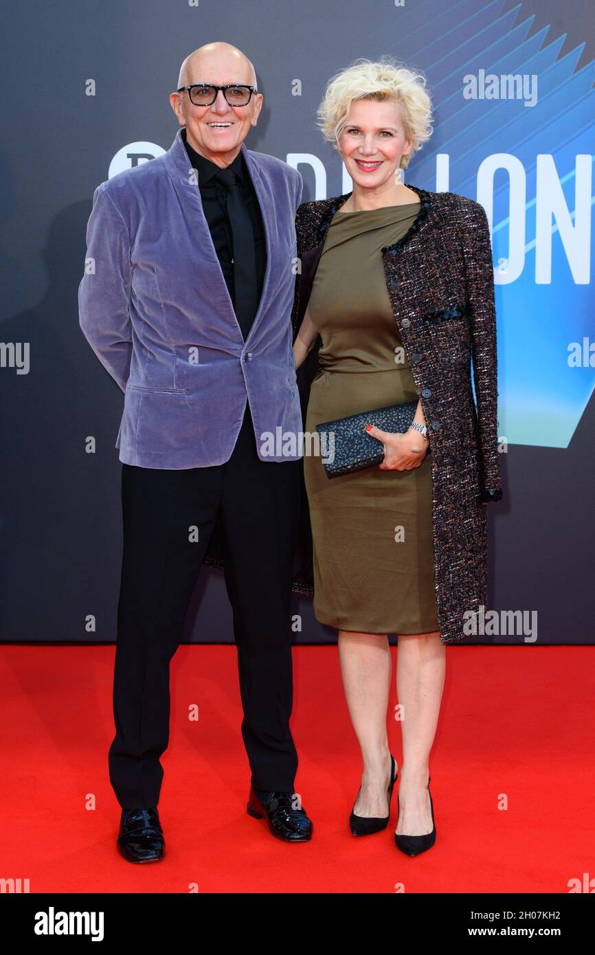 London, Großbritannien. 11. Oktober 2021. Roger Frappier und Caroline Dumas kommen zur UK-Premiere von ‘The ‘Power of the Dog’, in der Royal Festival Hall in London während des BFI London Film Festival Bilddatum: Sonntag, 11. Oktober 2021. Bildnachweis sollte lauten: Matt Crossick/Empics/Alamy Live News Stockfoto