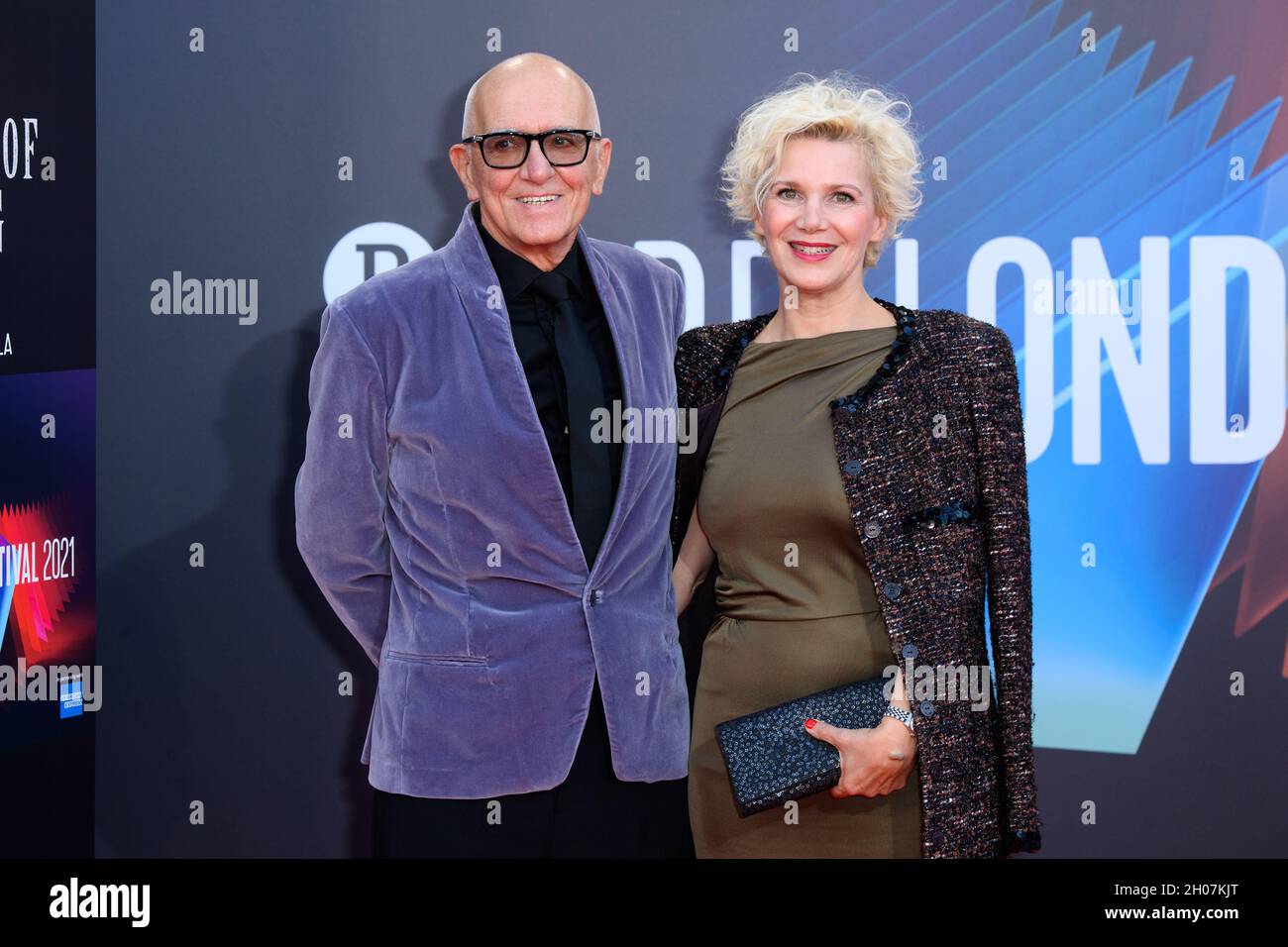 London, Großbritannien. 11. Oktober 2021. Roger Frappier und Caroline Dumas kommen zur UK-Premiere von ‘The ‘Power of the Dog’, in der Royal Festival Hall in London während des BFI London Film Festival Bilddatum: Sonntag, 11. Oktober 2021. Bildnachweis sollte lauten: Matt Crossick/Empics/Alamy Live News Stockfoto