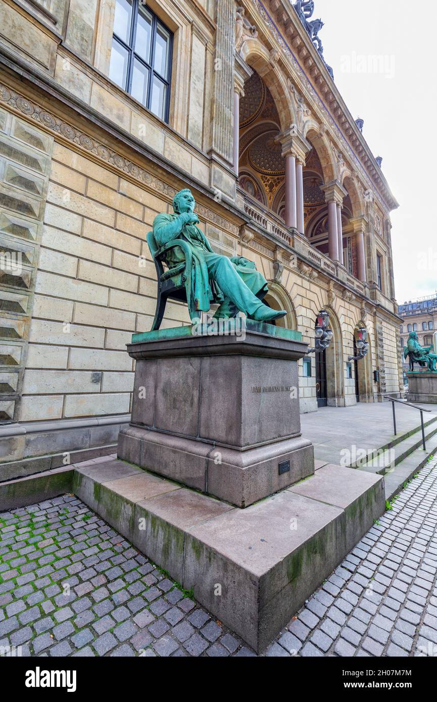 KOPENHAGEN, DÄNEMARK - 29. AUGUST: Adam Oehlenschlageradam Skulptur vor dem Königlichen Theatergebäude in Dänemark am 29. August 2016. Stockfoto