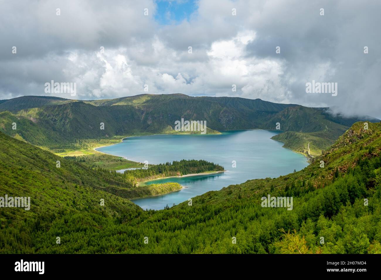 Lagoa do Fogo, ein vulkanischer See in São Miguel, Azoren unter den dramatischen Wolken. Stockfoto