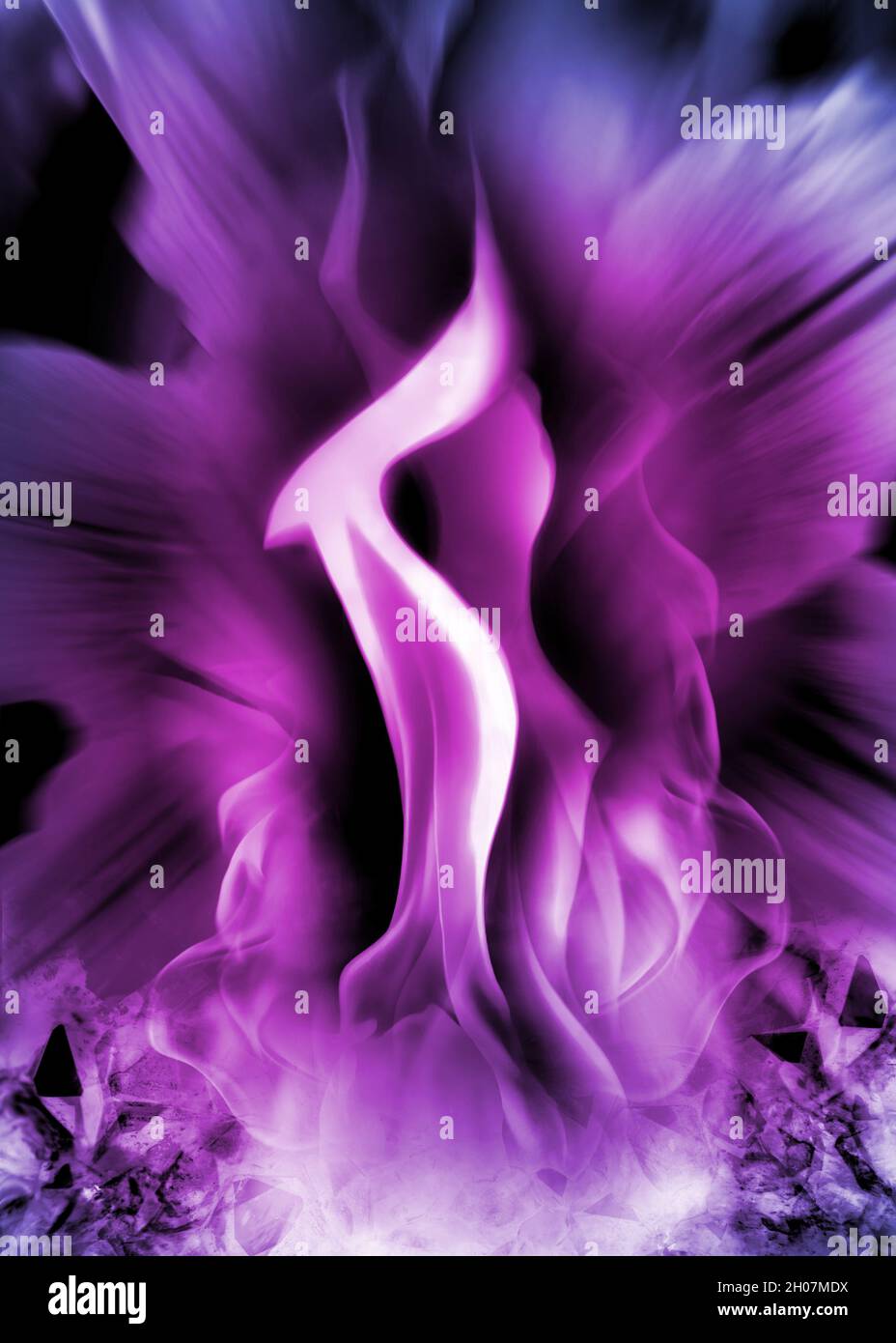 Die violette Flamme von Saint Germain (Göttliche Energie und Transformation) Stockfoto