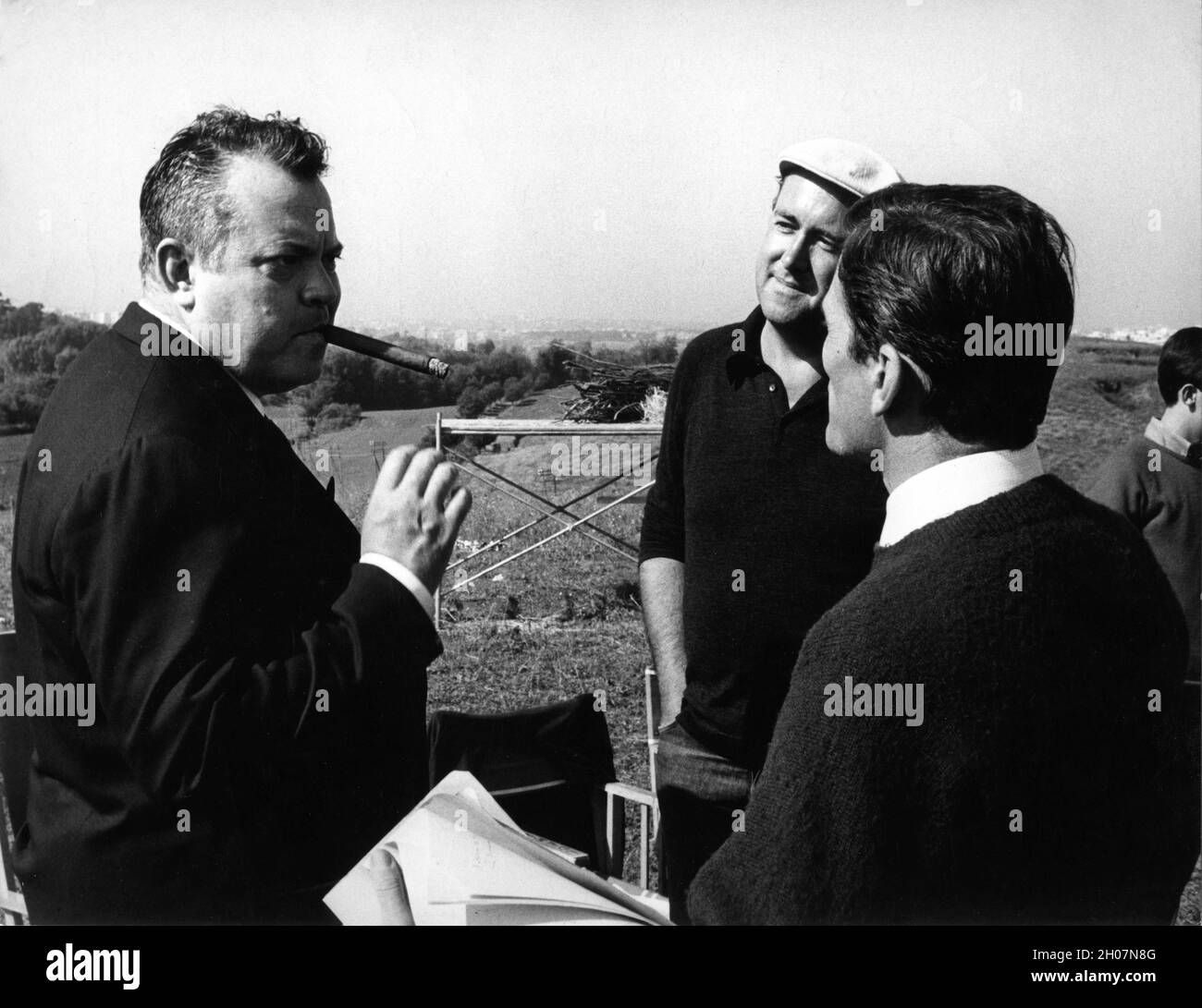ORSON WELLES (als Regisseur) JOHN FRANCIS LANE (als Kameramann) Und Regisseur PIER PAULO PASOLINI am Drehort war während der Dreharbeiten zum Segment LA RICOTTA Schriftsteller / Regisseur PIER offen PAOLO PASOLINI aus RoGoPaG 1963 4 Kurzfilme von Roberto Rossellini Jean Luc Godard Pier Paulo Pasolini Und Ugo Gregoretti Arco Film / Cineriz / Societe Cinematographique Lyre Stockfoto