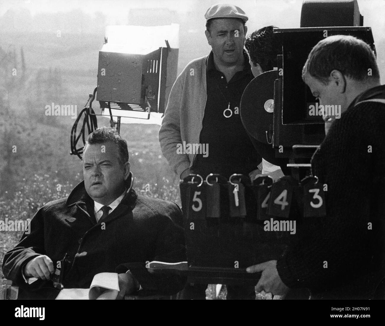 ORSON WELLES (als Regisseur) JOHN FRANCIS LANE (als Kameramann) Und Regisseur PIER PAOLO PASOLINI am Drehort des Drehs des Drehs DES Drehbuchautors von LA RICOTTA / Regisseur PIER PAOLO PASOLINI aus RoGoPaG 1963 4 Kurzfilme von Roberto Rossellini Jean Luc Godard Pier Paulo Pasolini Und Ugo Gregoretti Arco Film / Cineriz / Societe Cinematographique Lyre Stockfoto