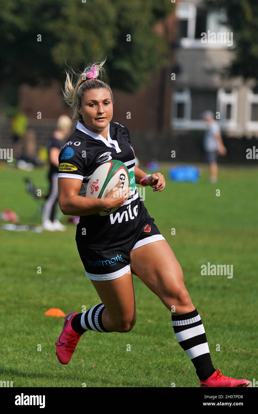 Lowri Norkett - walisischer Rugby-Spieler - spielt für Pontyclun Falcons gegen Llandaff North Frauen Stockfoto