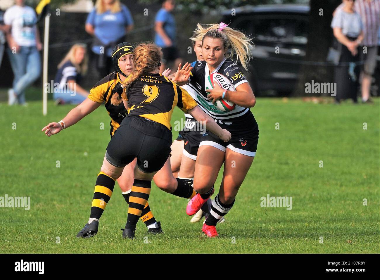 Lowri Norkett - walisische Rugby-Spielerin - spielt für Pontyclun Falcons gegen Llandaff North Women Stockfoto