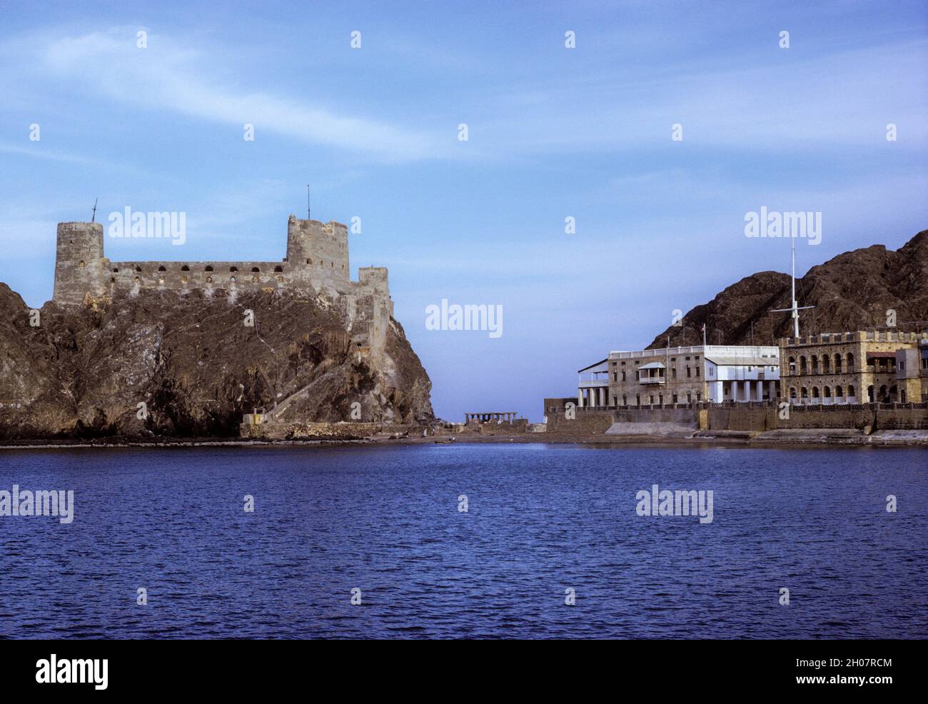 Oman, März 1972. Muscat Harbour. Fort al-Jalali, erbaut von den Portugiesen im 16. Jahrhundert, diente bis in die frühen 1970er Jahre als Gefängnis. Die britische Botschaft steht rechts davon. Stockfoto