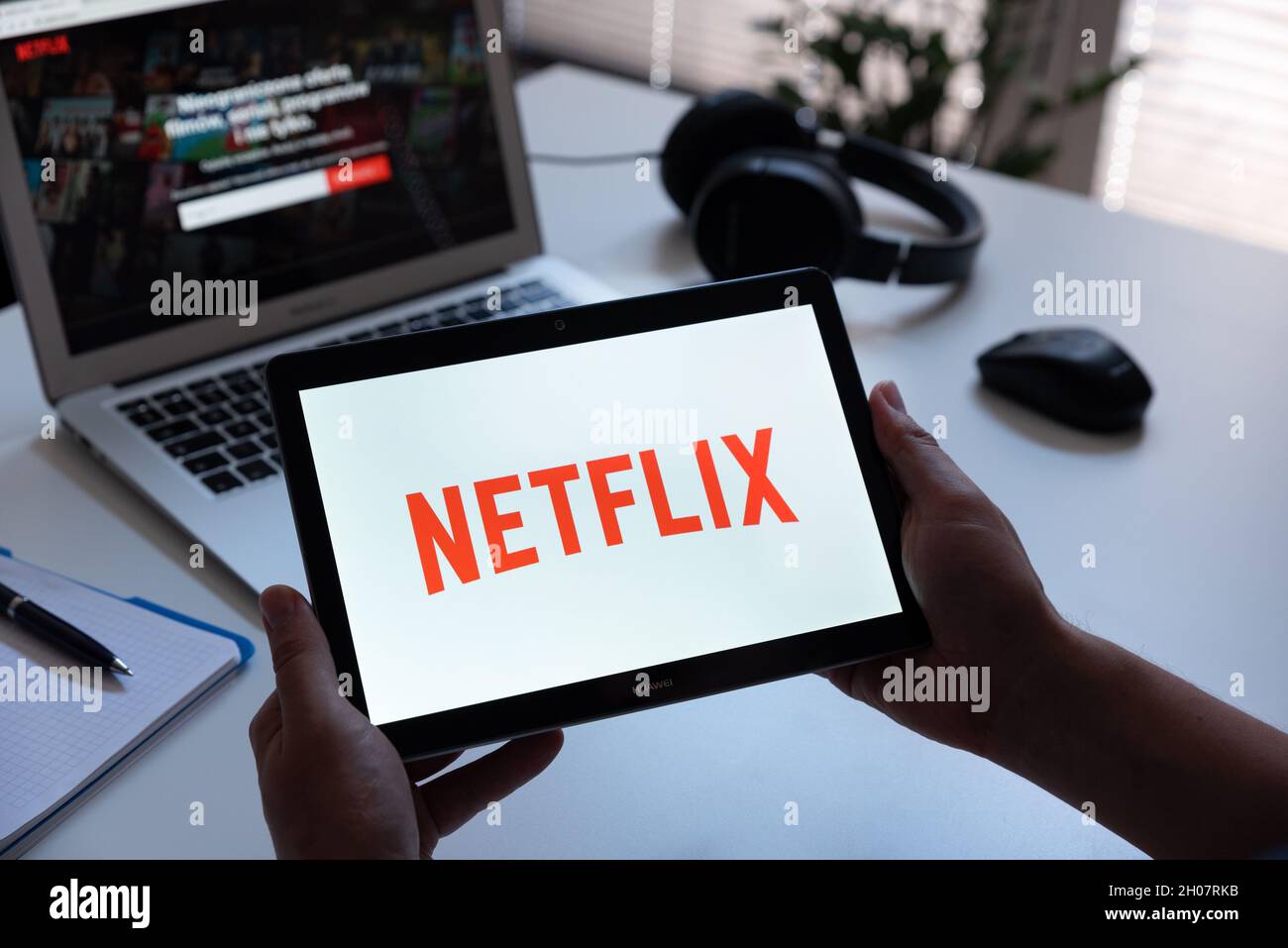 Breslau, Polen - 17. JUNI 2021: Mann mit Netflix-Logo auf dem Bildschirm. Netflix ist die beliebteste Video-Streaming-Plattform. Stockfoto