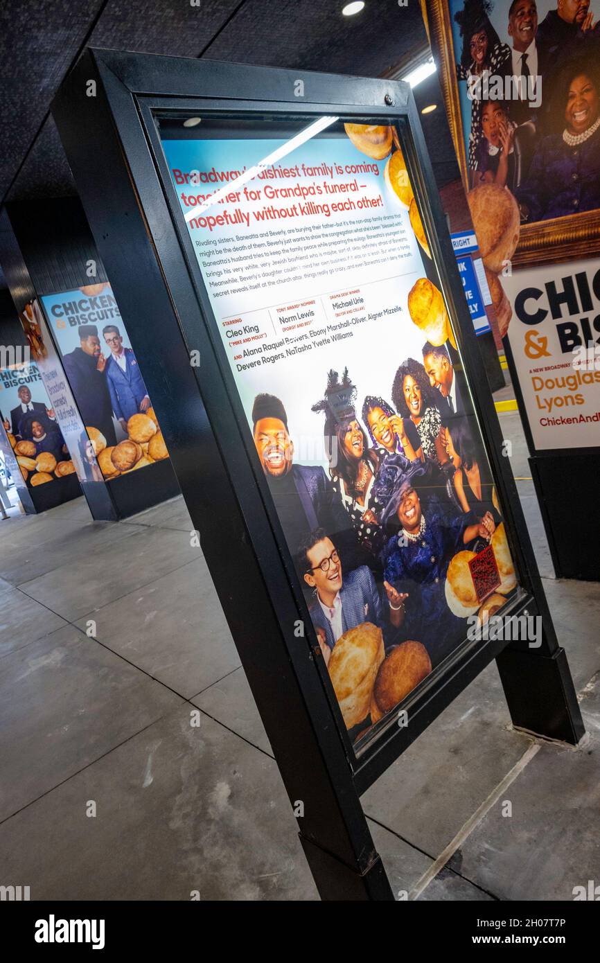 „Chicken & Biscuits“-Schild am Circle im Square Theater, New York City, USA Stockfoto