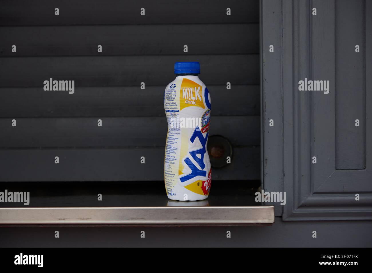 Außenansicht einer recycelbaren Flasche, die auf einem Vorsprung zurückgelassen wurde. Stockfoto