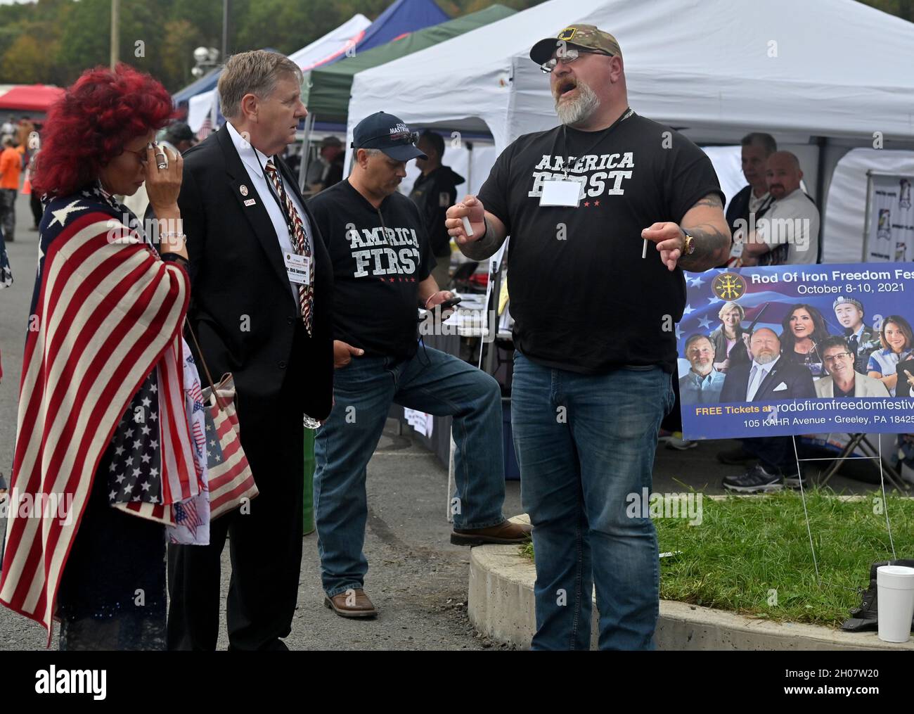 Der Repräsentant Rick Saccone und seine Frau Yong sprechen mit Teddy Daniels, einem Politiker, der für den Kongress läuft und die Polizei des Kapitols verspottet, nahmen beide Politiker am Rod of Iron Ministry Freedom Fest Teil. Daniels war am 6. Januar beim Aufstand.das Rod of Iron Freedom Festival ist eine regierungsfeindliche, christliche rechtsextreme Bewegung, die eine 3-tägige Kundgebung zum 2. Zusatztag für Freiheit, Glauben und Familie veranstaltete. Einige rechtsextreme Politiker waren anwesend, und auf der Veranstaltung wurde eine Rede von HJ Sean Moon, dem Gründer der World Peace and Unification Church in Pennsylvania, gehalten, der oft eine Krone aus Bul trägt Stockfoto