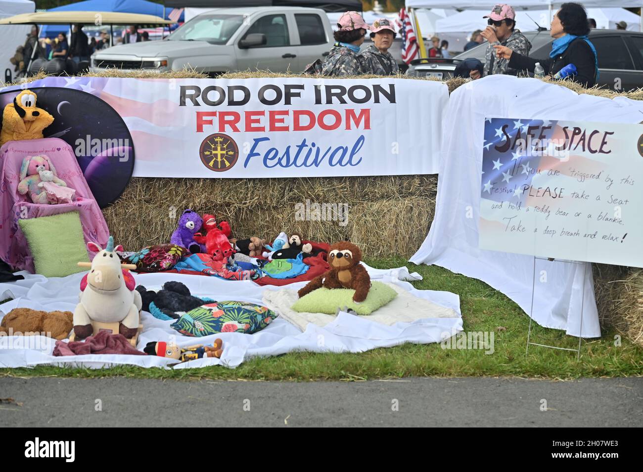 Die Freedom Festivals 'Safe Space' sollten diejenigen verspotten, die unterschiedliche Meinungen über die 2. Änderung der Rod of Iron Minists haben.das Rod of Iron Freedom Festival ist eine regierungsfeindliche, christliche Rechtsextreme-Bewegung, die eine 3-tägige Kundgebung des 2. Zusatzartikels für Freiheit, Glauben und Familie veranstaltete. Einige rechtsextreme Politiker waren anwesend, und auf der Veranstaltung wurde eine Rede von HJ Sean Moon, dem Gründer der World Peace and Unification Church in Pennsylvania, gehalten, der oft eine Krone aus Kugeln trägt. Mitglieder legen ihren AR-15-Gewehren Eheversprechen ab und haben Segen für ihre Waffen. Viele in der Aufmerksamkeit Stockfoto