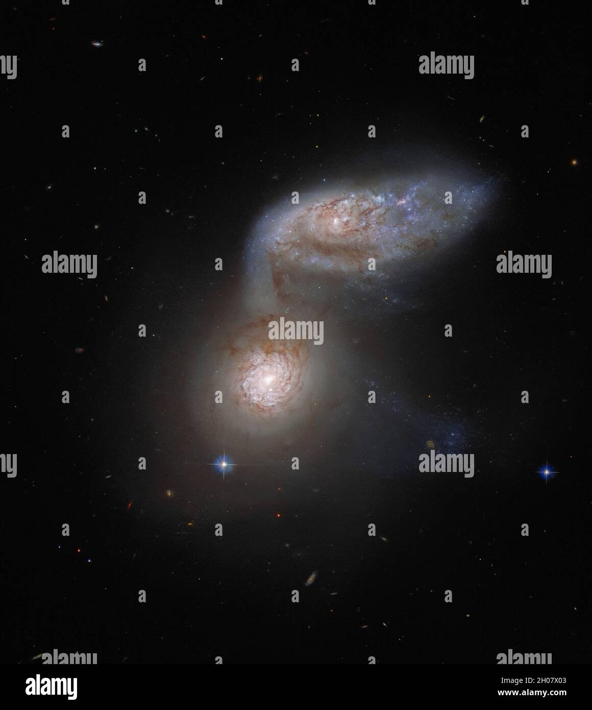 Dieses NASA-Bild der Woche zeigt zwei interagierende Galaxien, die so  miteinander verflochten sind, dass sie einen kollektiven Namen haben - Arp  91. Dieser zarte galaktische Tanz findet über 100 Millionen Lichtjahre von