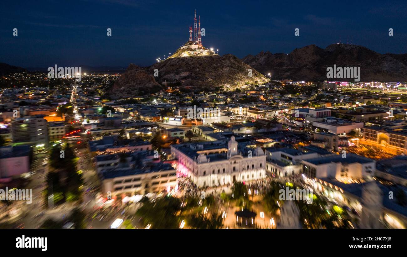 Luftaufnahme der Stadt Hermosillo Sonora Mexiko, während des Pitic Festivals am 25. Mai 2019. Dämmerung, erstes Gemälde der Stadt, Centenario Nachbarschaft, Hermsillo Zentrum, Lichter der Stadt bei Nacht. (Foto: Luis Gutierrez / NortePhoto.com) Vista aera de la ciduad Hermosillo Sonora Mexico, durante las Fiestas del Pitic el 25 Mayo 2019. Anochecer, Primer cuadro de la ciudad, colonia Centenario, Centro de Hermsillo, luces de la ciudad noche. (Foto: Luis Gutierrez/NortePhoto.com) Bell Hill, Cerro de la campana. Stockfoto