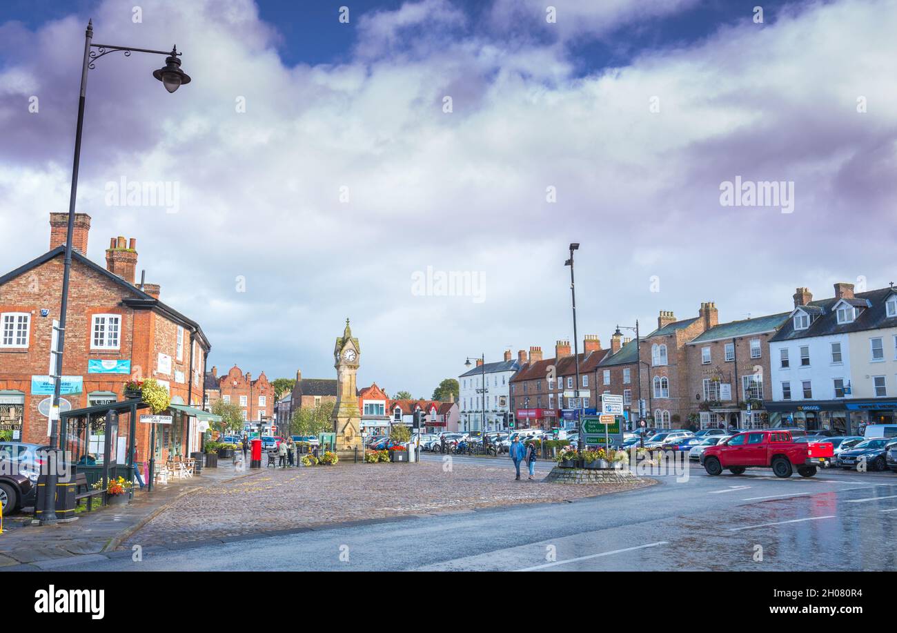 Der Marktplatz in der North Yorkshire Stadt Thirsk. Stockfoto