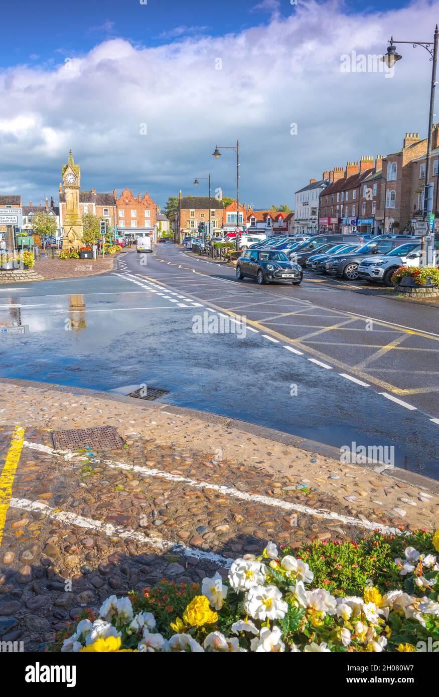 Der Marktplatz in der North Yorkshire Stadt Thirsk. Stockfoto