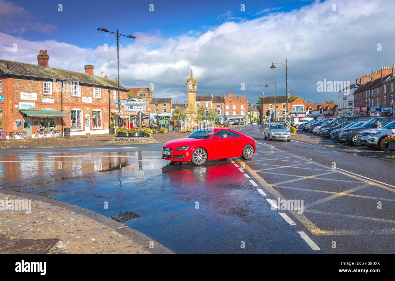 Der Marktplatz in der North Yorkshire Stadt Thirsk. Stockfoto