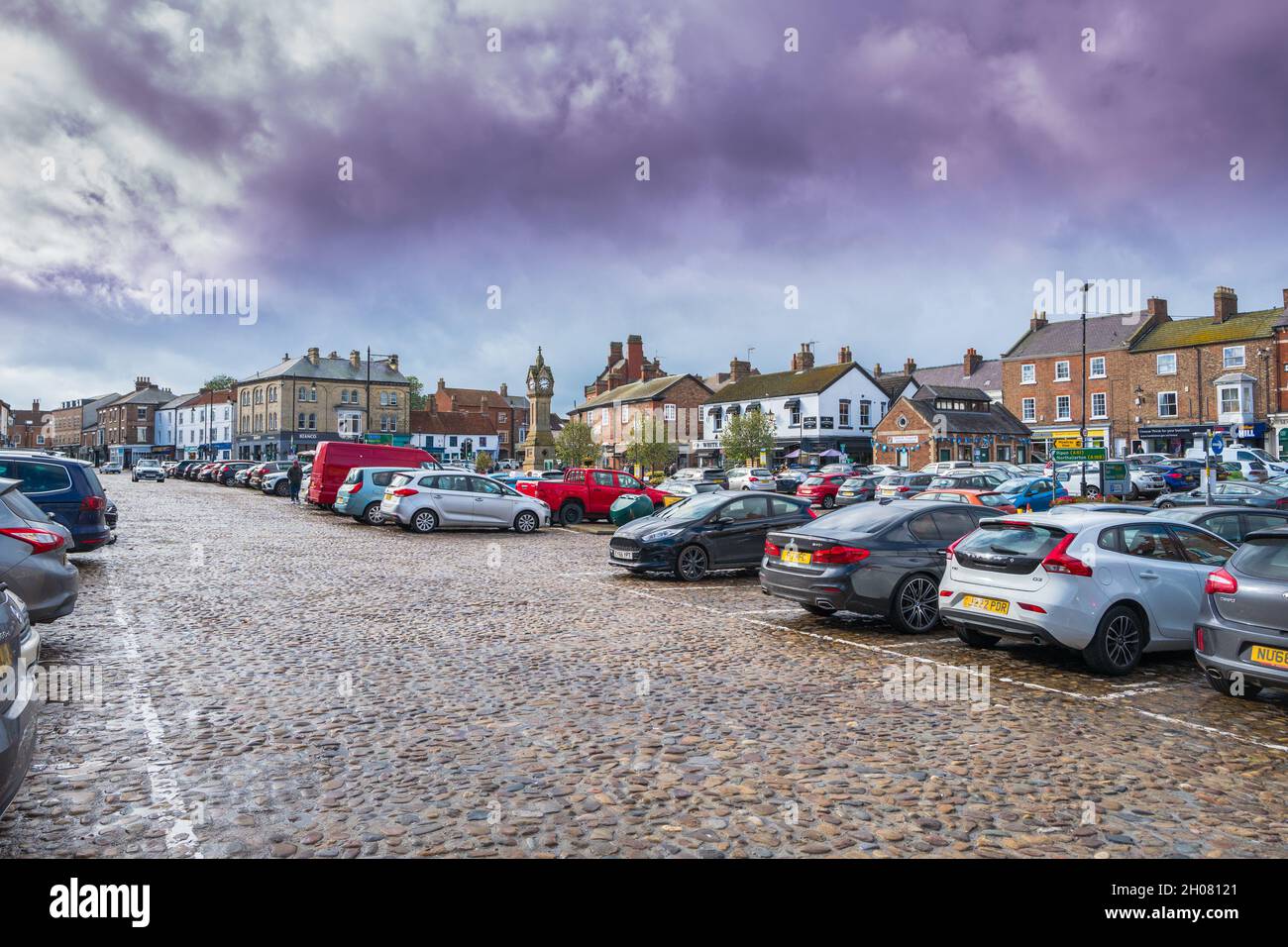Der Marktplatz in der North Yorkshire Stadt Thirsk. Stockfoto