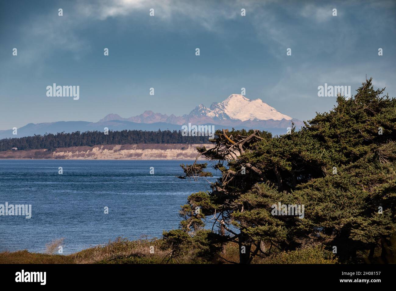 Malerischer Mt Baker im Hintergrund, Puget Sound im Vordergrund Stockfoto