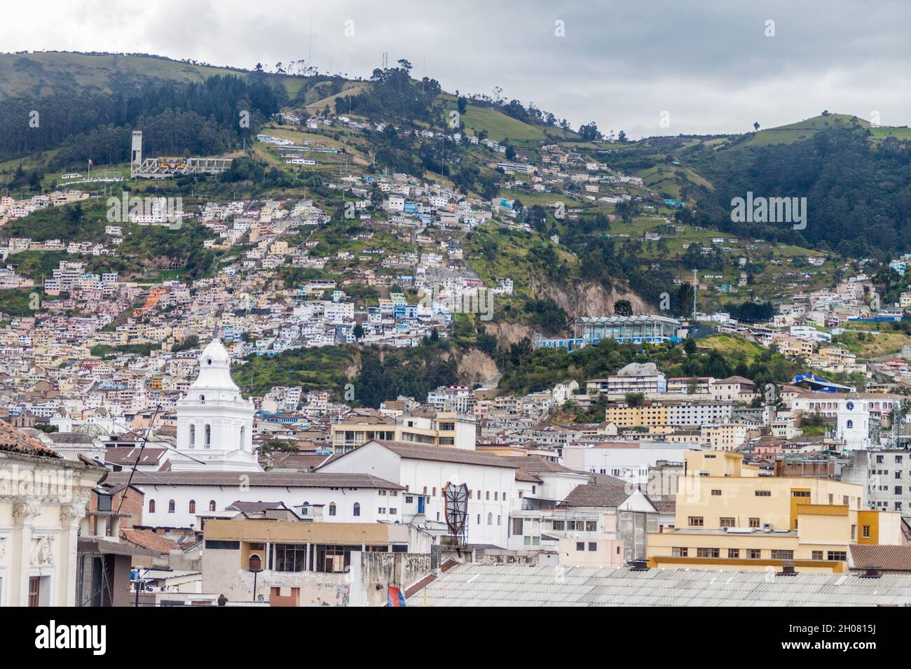 Häuser auf Hügeln in Quito, Ecuador Stockfoto