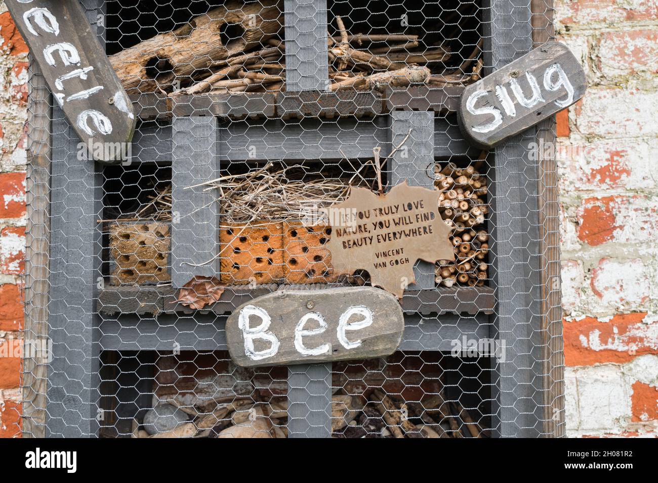Das Minibeast Hotel aus Holz bietet ein Zuhause und Schutz für Käfer, Käfer und Bienen. Stockfoto