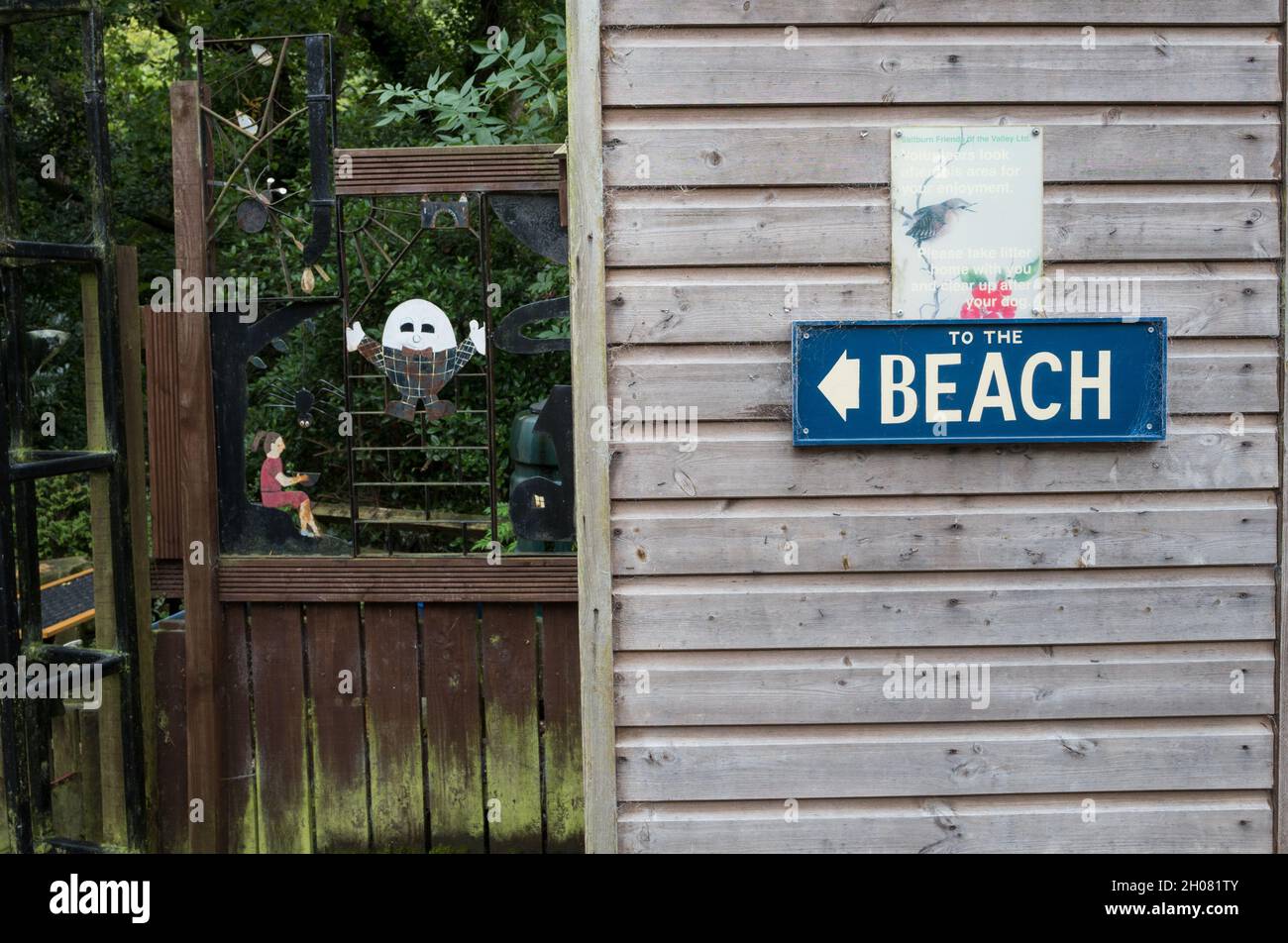 Zum Strand Schild, das an einen Holzschuppen angebracht ist. Stockfoto