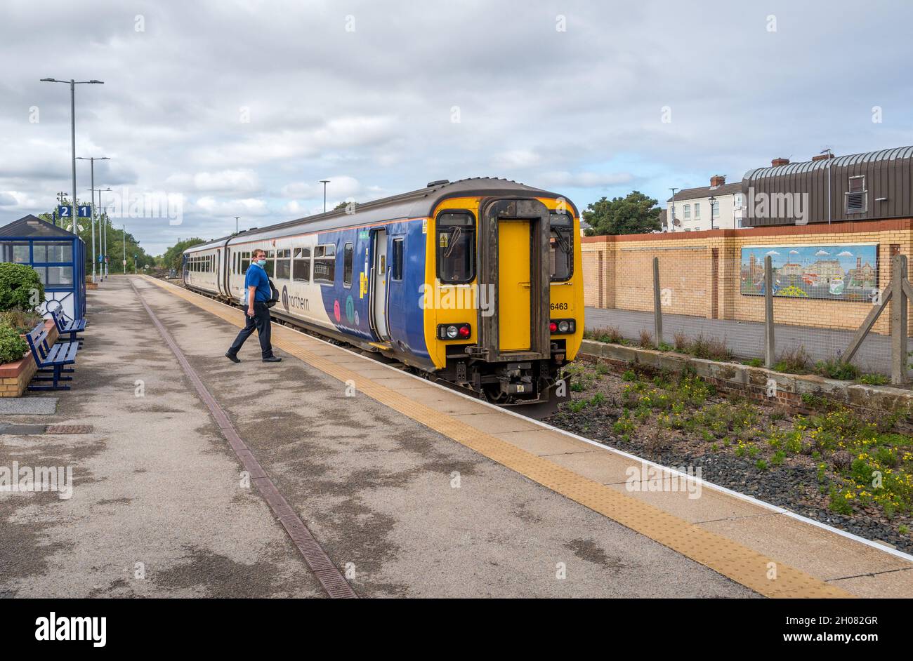 Northern Rail, 156 Super-Sprinter-Zug auf Bahnsteig 1, der Saltburn am Bahnhof Sea verlässt. Stockfoto