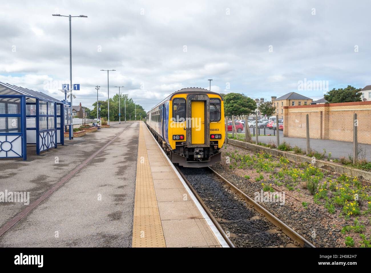 Northern Rail, 156 Super-Sprinter-Zug auf Bahnsteig 1, der Saltburn am Bahnhof Sea verlässt. Stockfoto