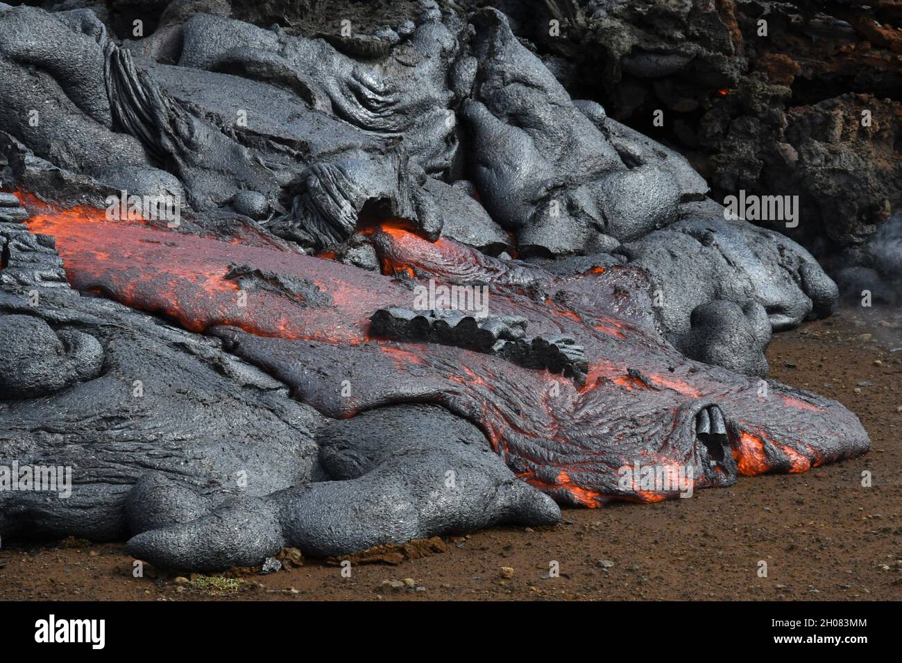 Lavastrom von der Eruption des Fagradalsfjall, Island. Graue und schwarze Lavakruste mit Fließtextur. Stockfoto