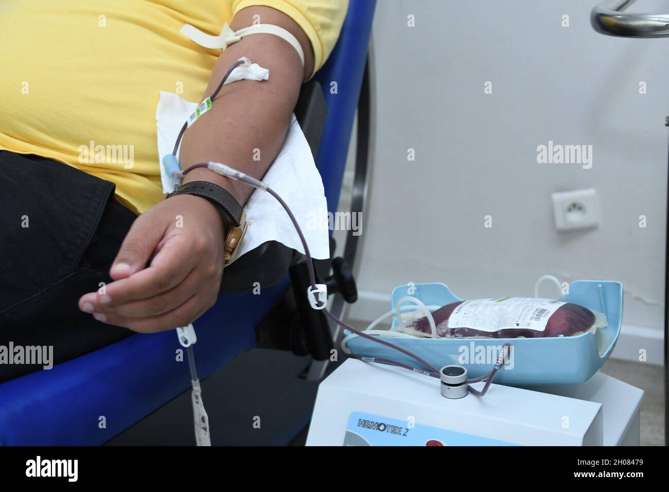 Rabat, Marokko. Oktober 2021. Ein Mann spendet Blut, da die Nachfrage nach Blut am 11. Oktober 2021 in Rabat, Marokko, deutlich steigt. Quelle: Chadi/Xinhua/Alamy Live News Stockfoto