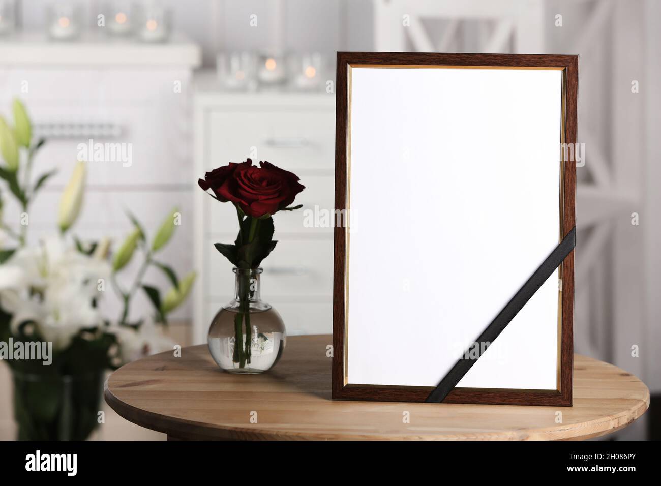 Beerdigung Bilderrahmen mit schwarzem Band und Rosen auf Tisch, drinnen  Stockfotografie - Alamy