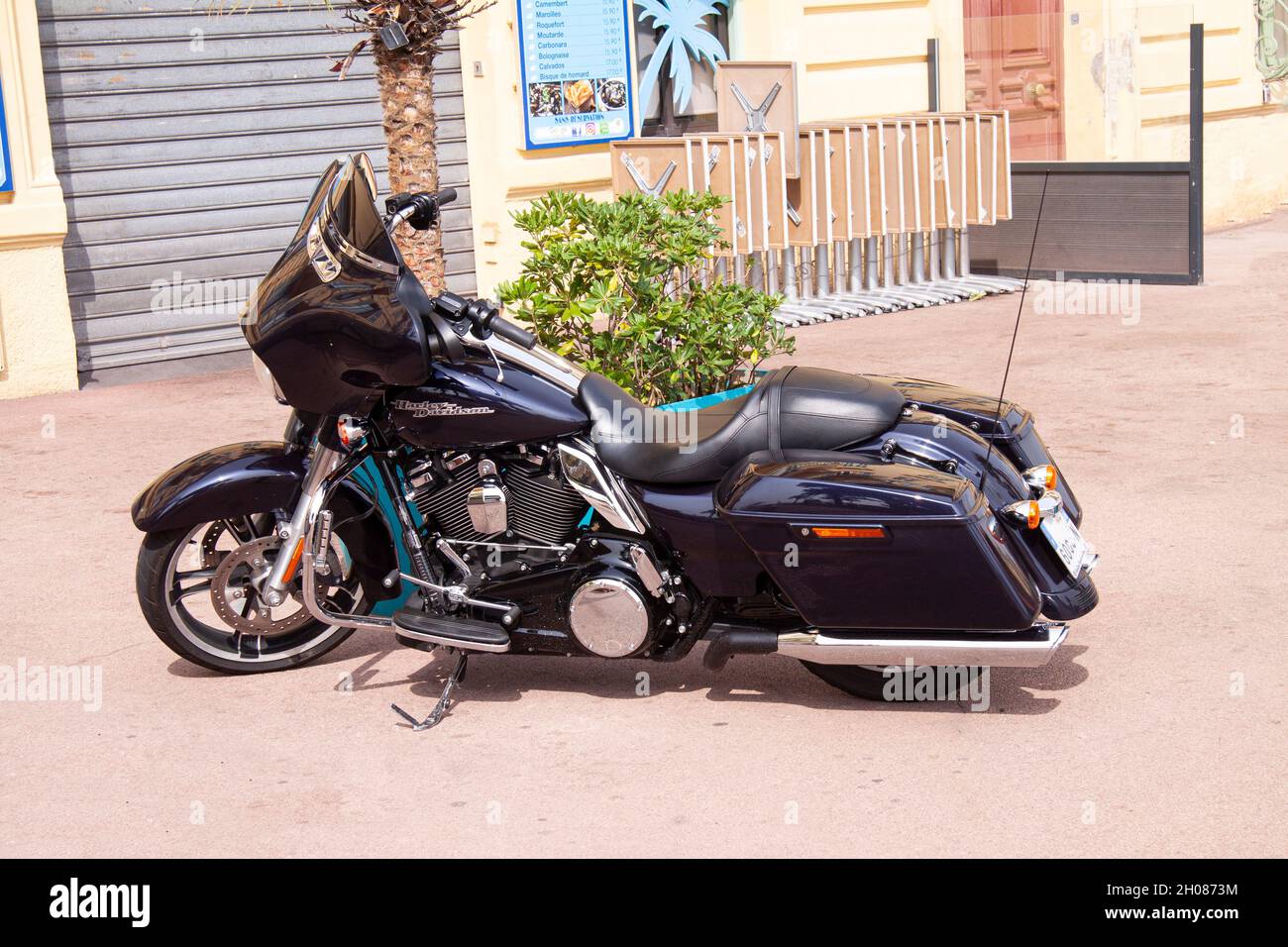 Harley-Davidson Motorrad weiß in der Straße geparkt. Nizza, Frankreich - 27. September 2021. Stockfoto