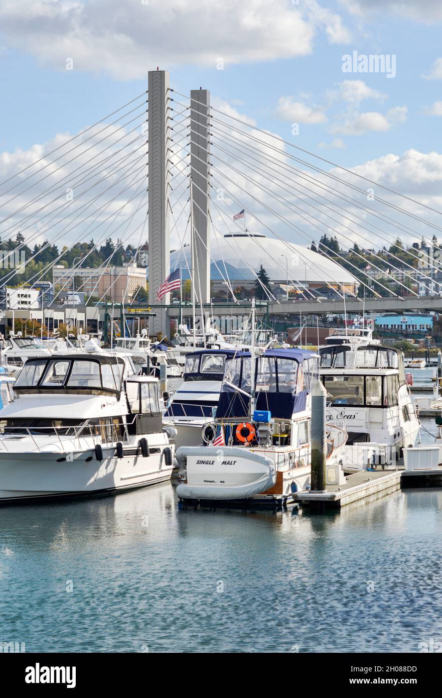 Tacoma Marina mit Foss Bridge und Tacoma Dome im Hintergrund Stockfoto