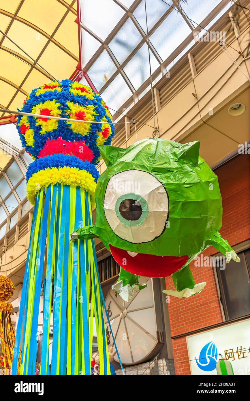 tokio, japan - 5 2019. august: Gestampfte Papierskulpturen des amerikanischen Anime Monsters, Inc. Charakter Michael Wazowski im Asagaya Pearl Center Shop Stockfoto