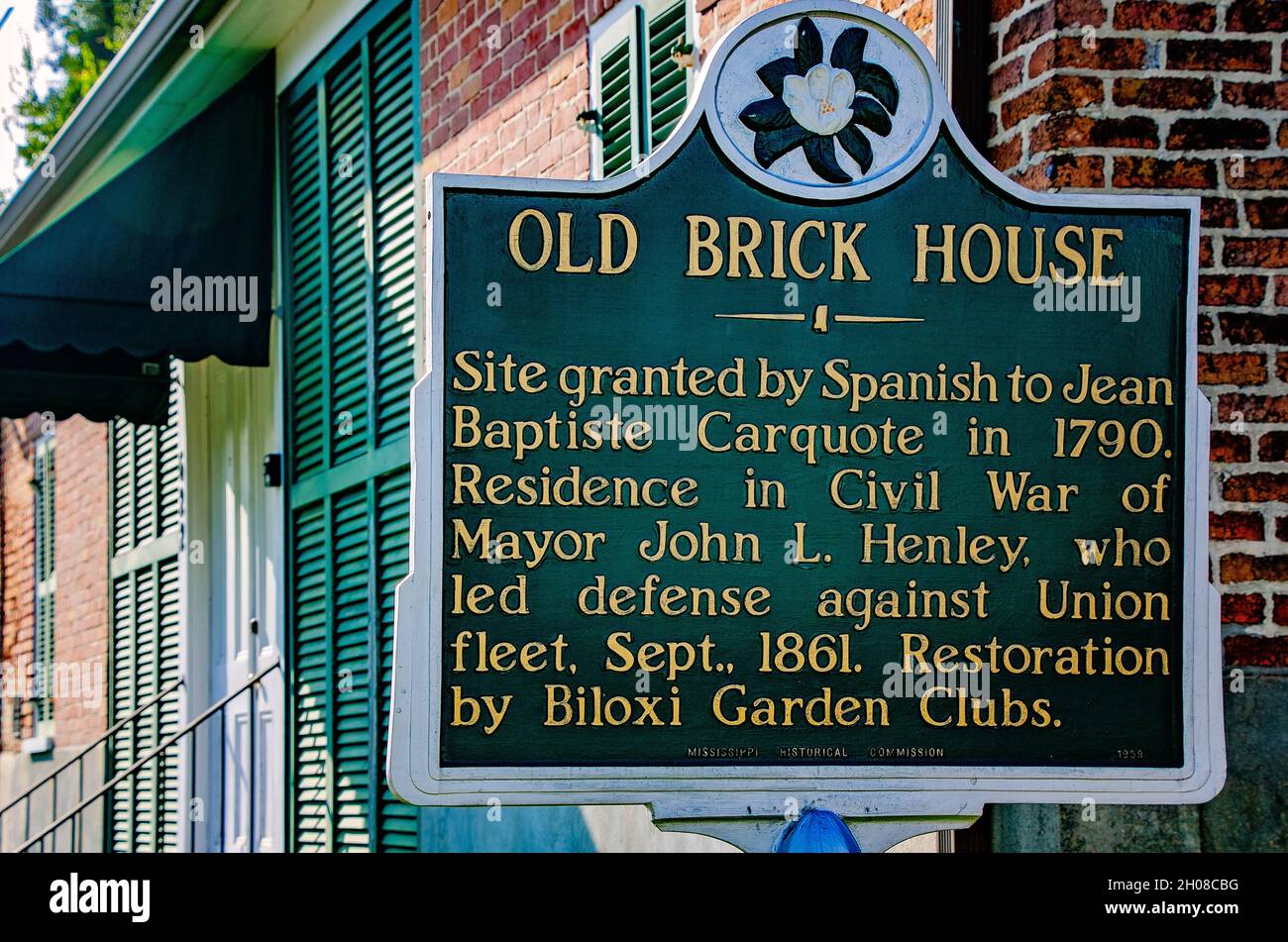 Vor dem Old Brick House, auch bekannt als Biloxi Garden Center, steht eine historische Markierung in Biloxi, Mississippi, am 9. Oktober 2021. Stockfoto