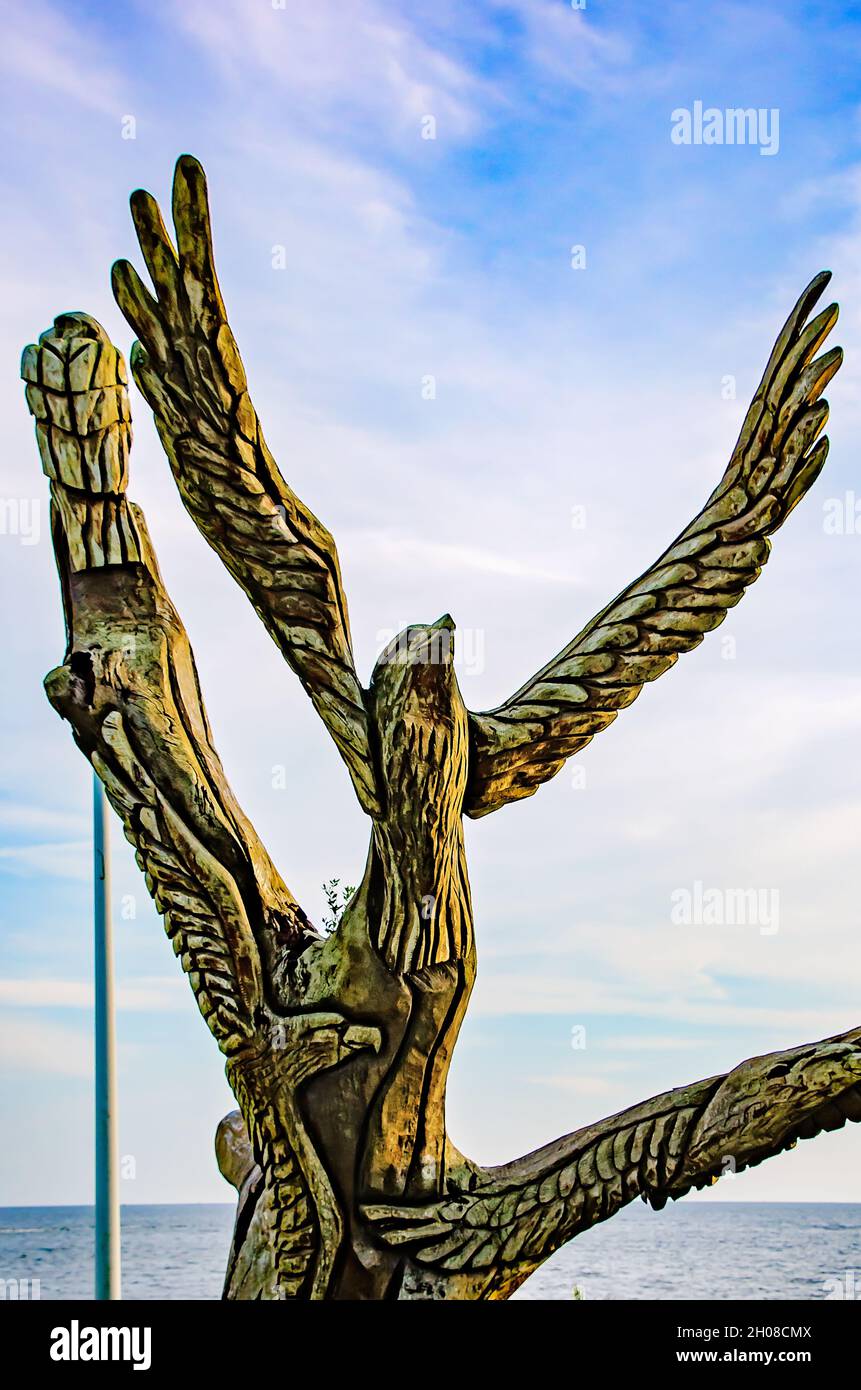 Eine Vogelskulptur, die von einem vom Hurrikan Katrina getöteten Baum geschaffen wurde, steht am Highway 90, Oktober 9 2021, in Biloxi, Mississippi. Stockfoto