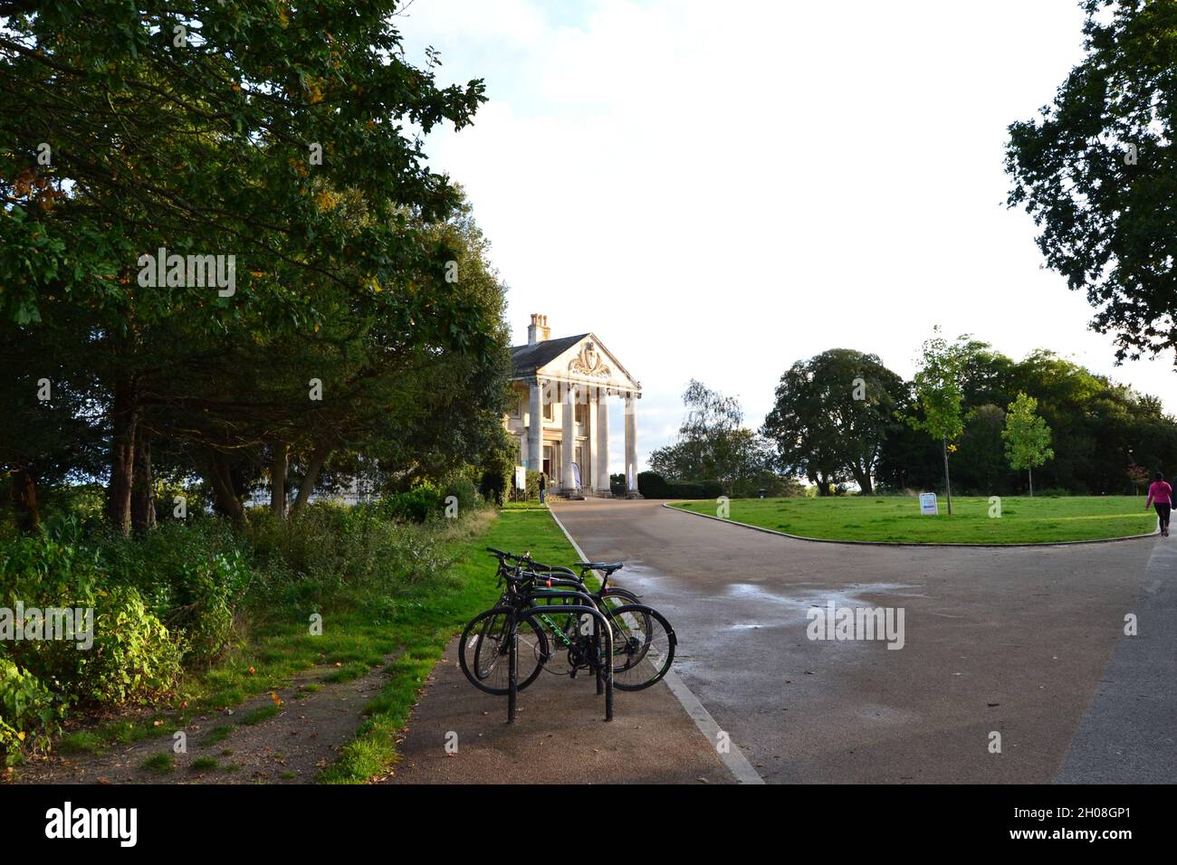 Fahrräder, die an der Beckenham Place Park Villa, einem kürzlich restaurierten Park im Südosten Londons, geparkt sind Stockfoto