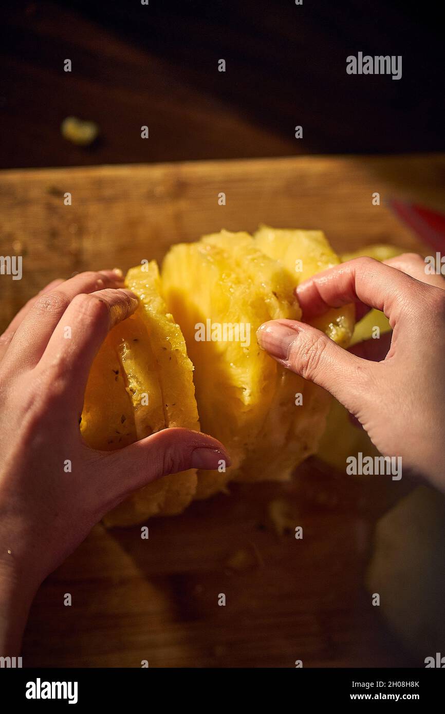 Frau hält frisch geschnittene Ananasscheiben, gesundes Essen. Stockfoto
