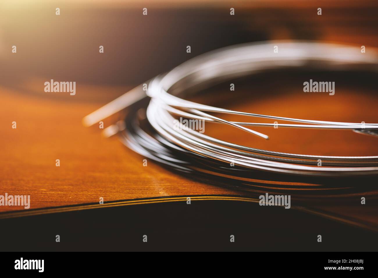 Abstrakte neue Nylon Core Gitarrensaiten. Klassische Gitarrensaiten-Konzept. Stockfoto
