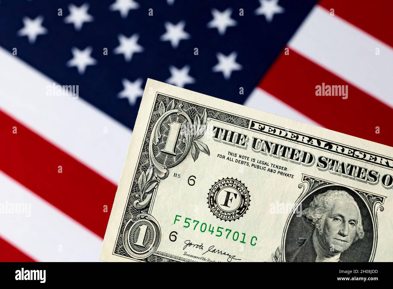 Ein Dollarschein mit amerikanischer Flagge. Geld, Schulden und Finanzkonzept Stockfoto