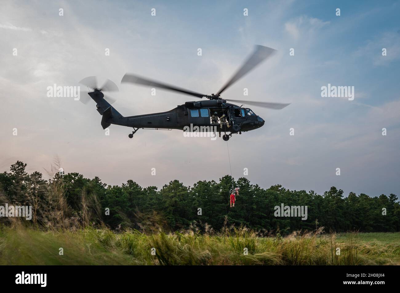 Ein New Jersey Army National Guard UH-60L Black Hawk, mit Charlie Company, 1-171. General Support Aviation Bataillon, fliegt während des Histings auf der Joint Base McGuire-Dix-Lakehurst, N.J., 14. September 2021. (USA Foto der Armee-Nationalgarde von SPC. Michael Schwenk) Stockfoto