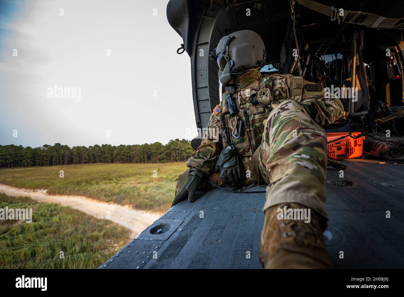 U.S. Army UH-60L Black Hawk Helikopter Crew Chefs, mit dem New Jersey National Guard's det. 2, C Company, 1-171. General Support Aviation Bataillon, führt eine Histenausbildung bei der Joint Base McGuire-Dix-Lakehurst, N.J., 14. September 2021 durch. (USA Foto der Armee-Nationalgarde von SPC. Michael Schwenk) Stockfoto