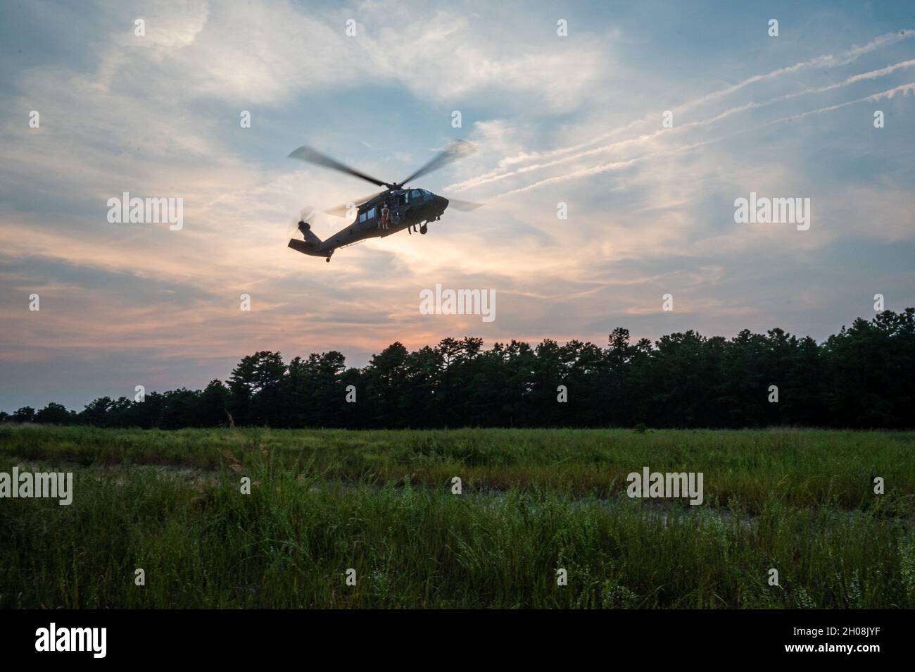Ein New Jersey Army National Guard UH-60L Black Hawk, mit Charlie Company, 1-171. General Support Aviation Bataillon, fliegt während des Histings auf der Joint Base McGuire-Dix-Lakehurst, N.J., 14. September 2021. (USA Foto der Armee-Nationalgarde von SPC. Michael Schwenk) Stockfoto