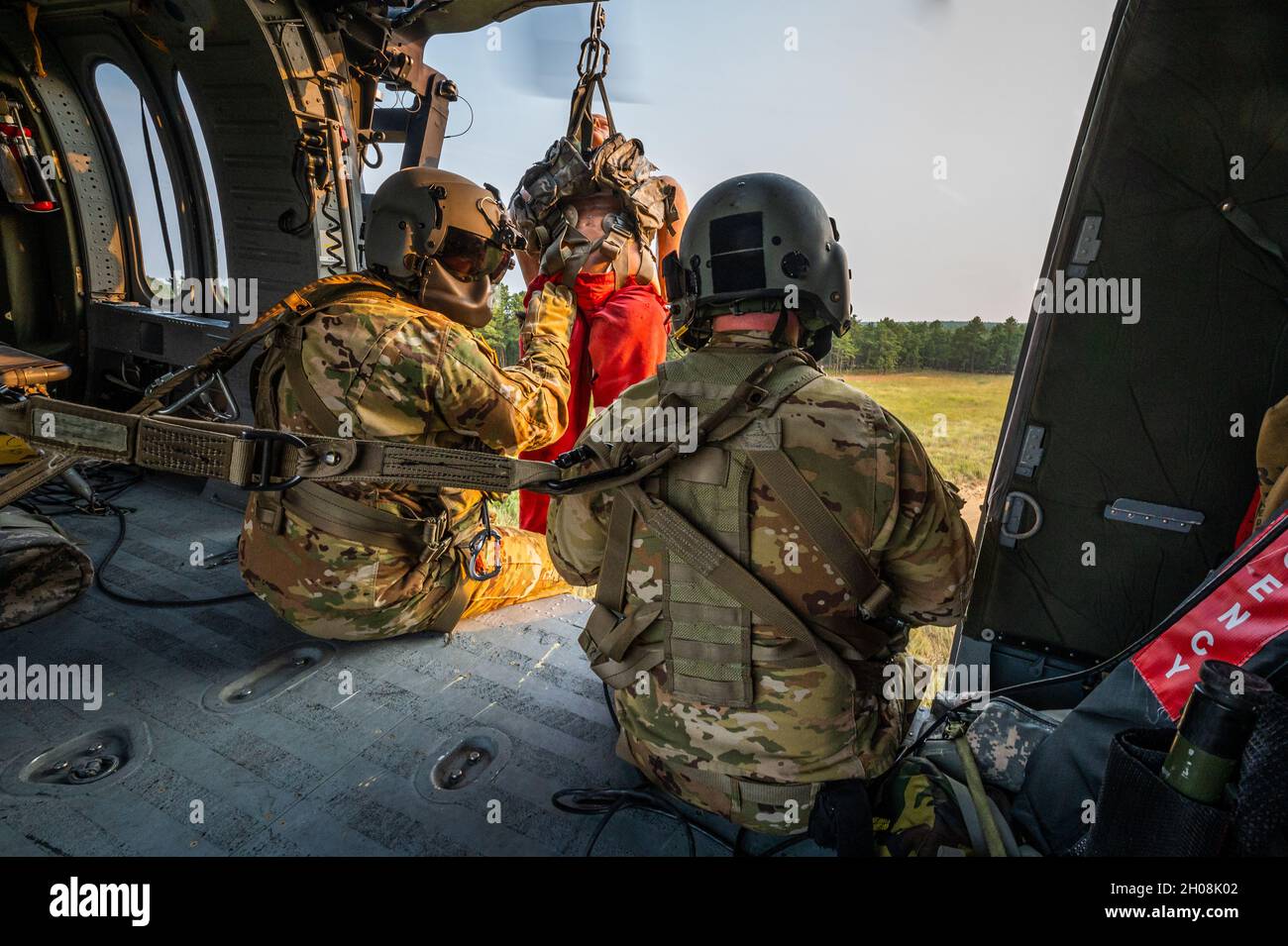 U.S. Army UH-60L Black Hawk Helikopter Crew Chefs, mit dem New Jersey National Guard's det. 2, C Company, 1-171. General Support Aviation Bataillon, führt eine Histenausbildung bei der Joint Base McGuire-Dix-Lakehurst, N.J., 14. September 2021 durch. (USA Foto der Armee-Nationalgarde von SPC. Michael Schwenk) Stockfoto