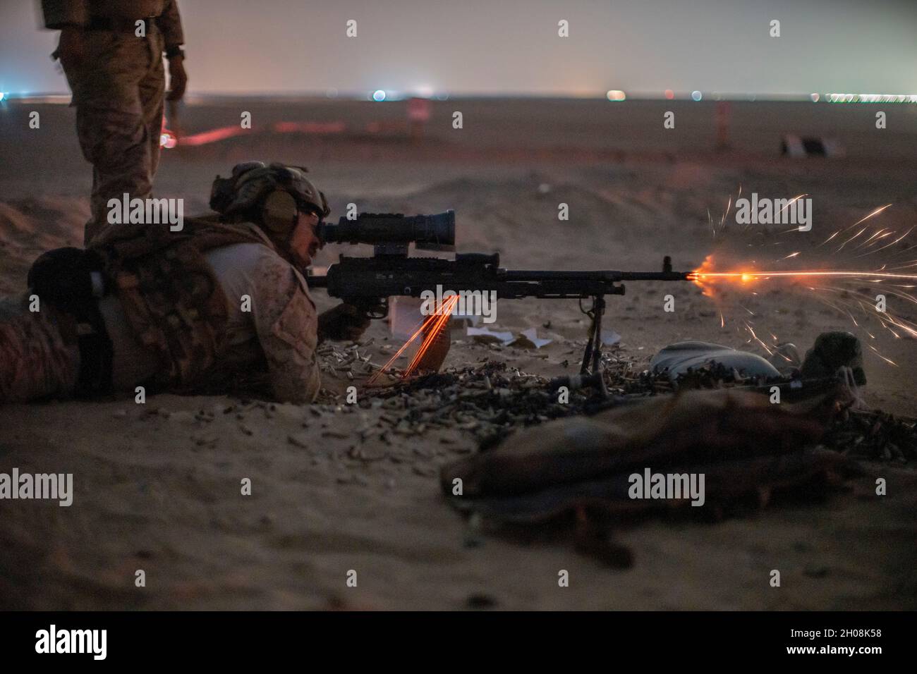 211003-M-ET529-2147 UDARI RANGE COMPLEX, Kuwait (Okt 3, 2021) Hospital Corpsman 1st Class Simon Trujillo, ein spezieller amphibischer Aufklärer, der der All Domain Reconnaissance Detachment, 11th Marine Expeditionary Unit (MEU), zugewiesen wurde, feuert während eines Live-Feuers im Udari Range Complex, Kuwait, 3. Oktober, ein M240B-Maschinengewehr. Die 11. MEU und die Amphibious Ready Group von Essex werden im Einsatzgebiet der 5. US-Flotte eingesetzt, um Marineinteroperationen zu unterstützen, um die maritime Stabilität und Sicherheit in der Zentralregion zu gewährleisten und den Mittelmeerraum und den Pazifik durch den Westindischen zu verbinden Stockfoto
