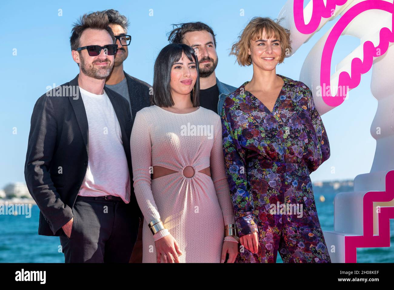 Cannes, Frankreich, 11. Oktober 2021, NIELS RAHOU, MARION SÉCLIN; MOON’A und SÉBASTIEN FOLIN beim Photo-Call für „DIANA BOSS“ während der MIPCOM 2021 - The World’s Entertainment Content Market und der 4. Canneseries - International Series Festival © ifnm press / Alamy Live News Stockfoto