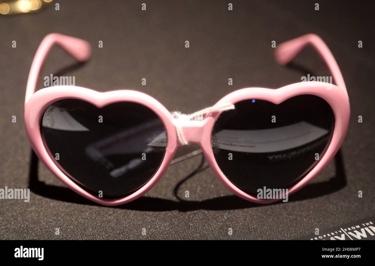 New York, New York, USA. Oktober 2021. Eine rosa Sonnenbrille aus  Zuckerwatte mit herzförmigen Gläsern, die Amy Winehouse unterwegs in Camden  trug, wo sie 2010 mit Freunden den Pub Hawley Arms besuchte.