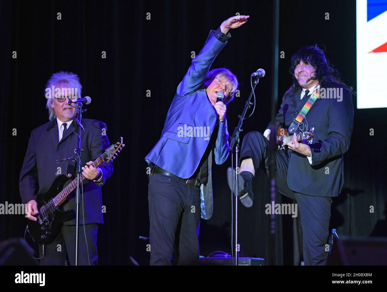 Hiawassee, GA, USA. Oktober 2021. Kevin Lingard, Peter Noone, Vance Brescia auf der Bühne für Peter Noone in Concert auf der Georgia Mountain Fall Fair, Anderson Music Hall, Hiawassee, GA, 11. Oktober 2021. Quelle: Derek Storm/Everett Collection/Alamy Live News Stockfoto