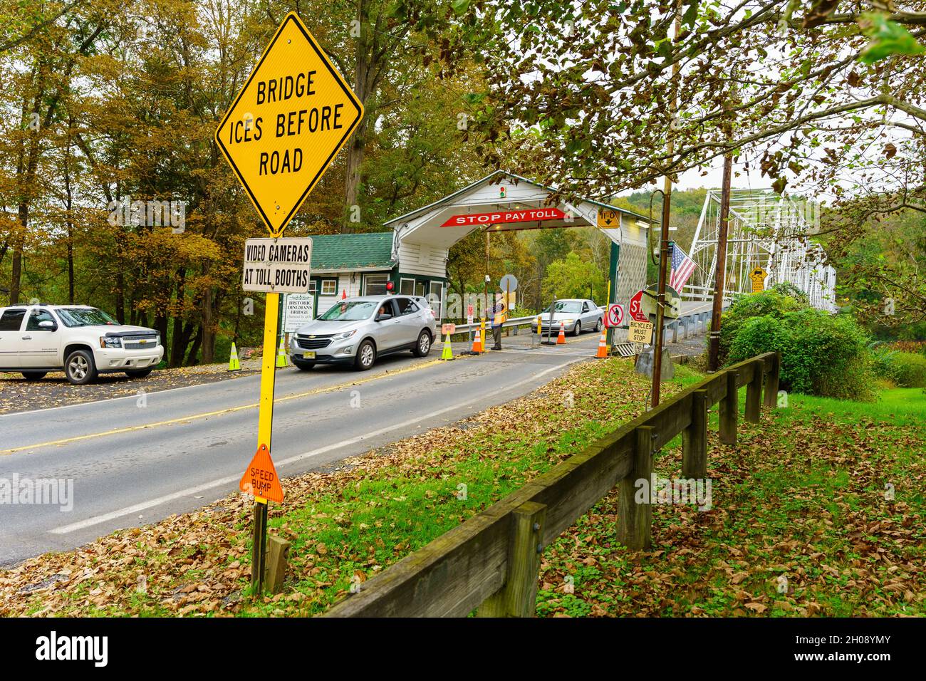 Dingmans Ferry, PA, USA - 10. Oktober 2021: Ein Mauteintreiber ist bereit, die Dingman Bridge zu nutzen, eine private Mautbrücke, die crosse überquert Stockfoto