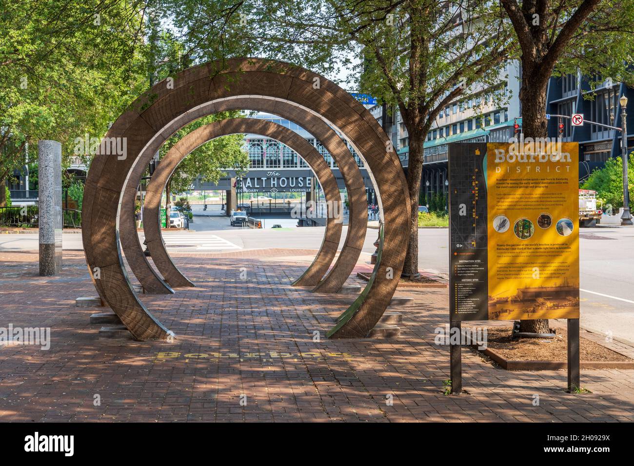 Louisville, KY - 11. September 2021: 'The Barrel' bezeichnet zusammen mit einem Interpretationsschild die Fourth Street und Main Street als das Zentrum des Bourbon District Stockfoto